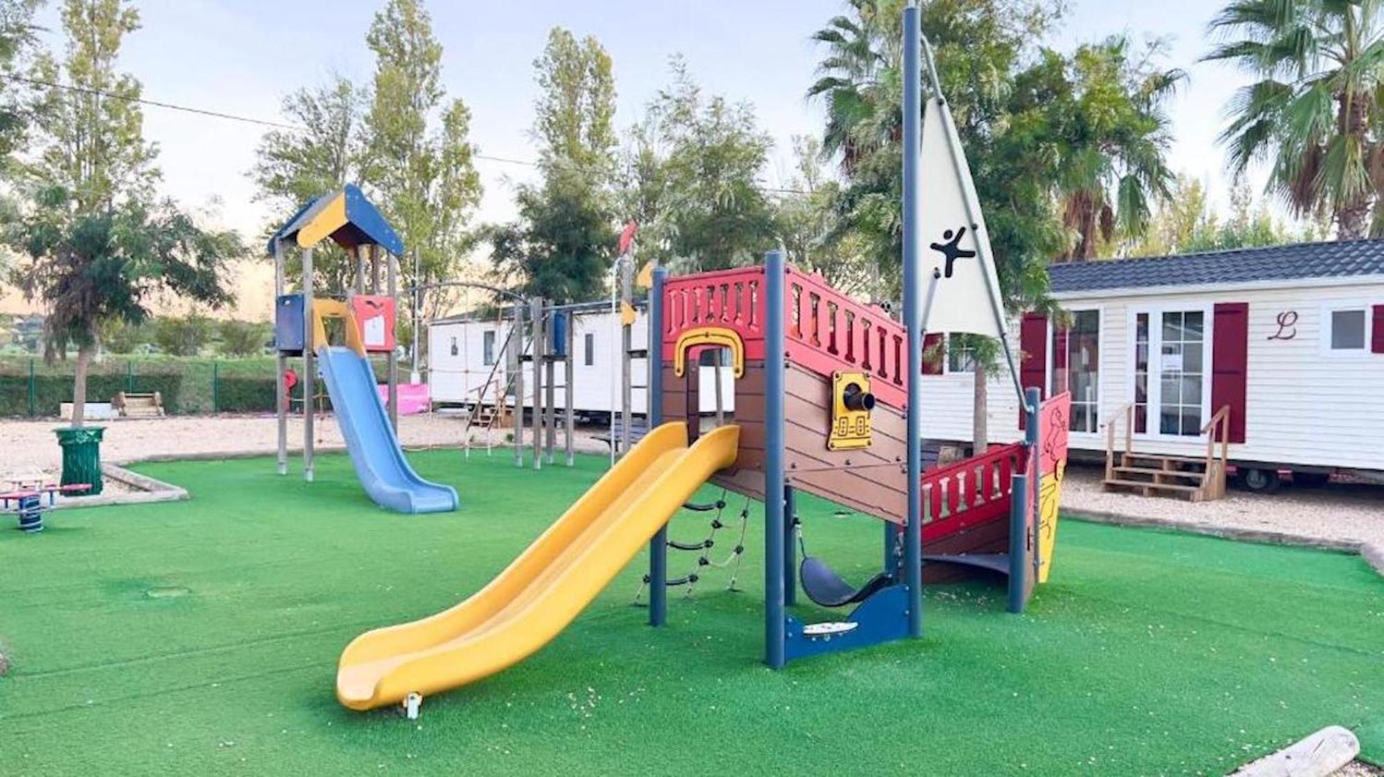 Camping Mobil-home Les Lauriers Roses Siblu 4**** *